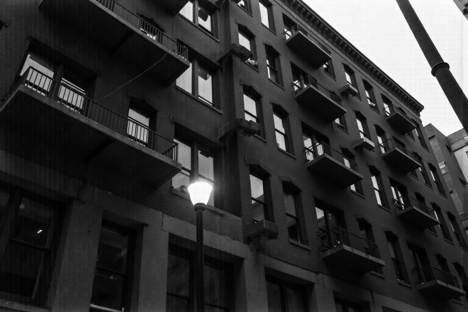 Structure en béton vue en contre-plongée, architecture brutaliste